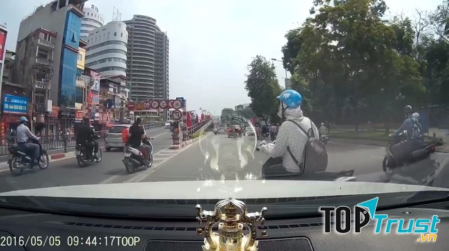 Tuyệt đối không cắt mặt xe hơi, tránh xa cửa xe hơi khi xe đang dừng, đậu, đỗ