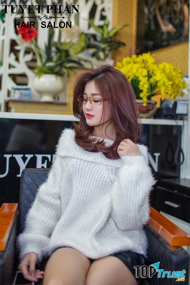 SalonTuyet phan cũng luôn cập nhật những xu hướng tóc mới nhất, vì thế khi đến đây bạn có thể sở hữu cho mình style tóc đẹp đang được ưa chuộng nhất hiện nay