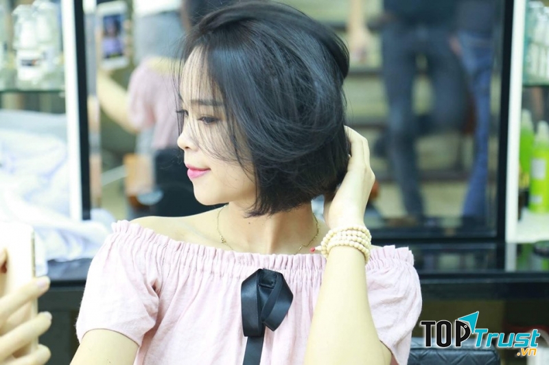 Với đôi bàn tay khéo léo, khả năng nhạy bén, nắm bắt được đặc điểm của mỗi người, các thợ làm tóc tại Tuyet phan sẽ tạo ra cho bạn một mái tóc phù hợp nhất