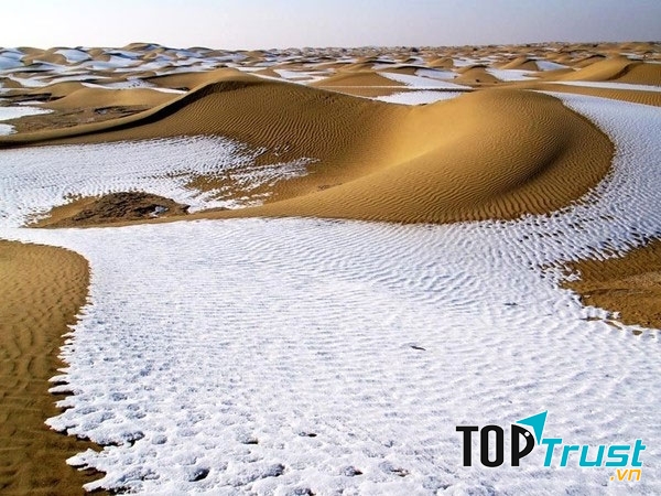 Tuyết rơi ở sa mạc Sahara