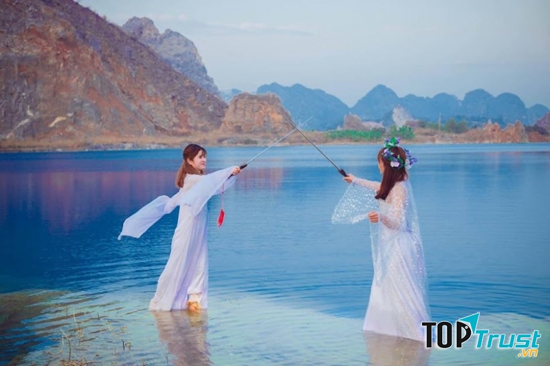 Hai tiên nữ đang luyện kiếm