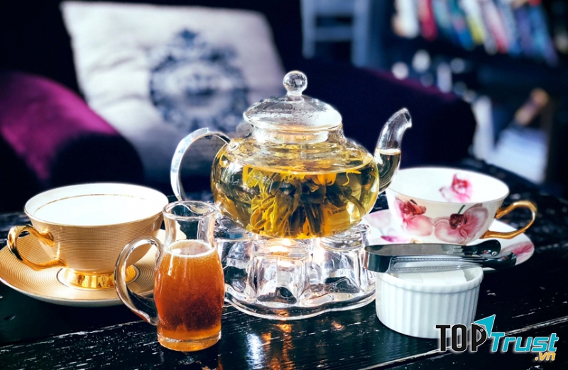 Tách trà và bình trà đều sang chảnh vô cùng