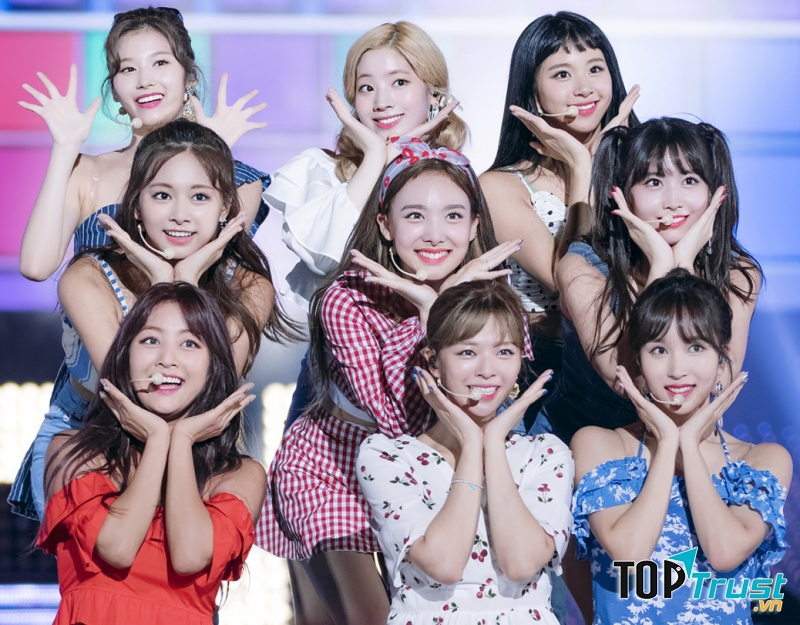 Twice là một nhóm n﻿﻿h﻿ạc nữ Hàn Quốc được thành lập và quản lý bởi công ty JYP Entertainment thông qua chương trình truyền hình thực tế Sixteen vào năm 2015.