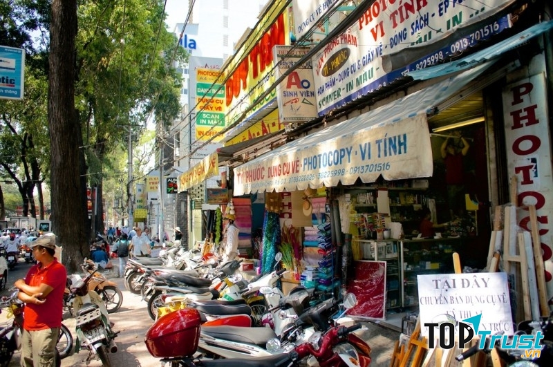 Phía trước cửa hàng