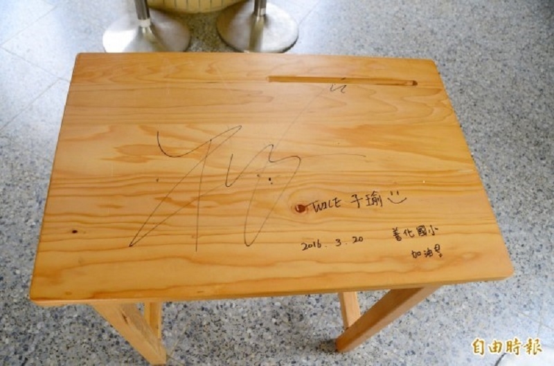 Chiếc bàn học quý giá của Tzuyu