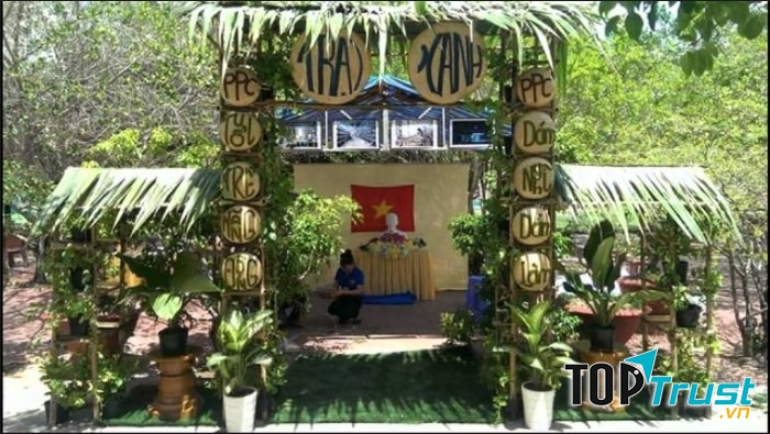 Cổng trại hè với chủ đề ''Trại xanh''
