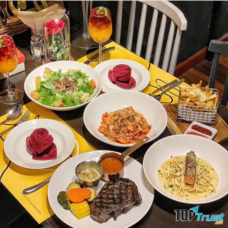 Không gian ấm cúng, có phần sang trọng, menu đa dạng, nổi bật với steak và pasta