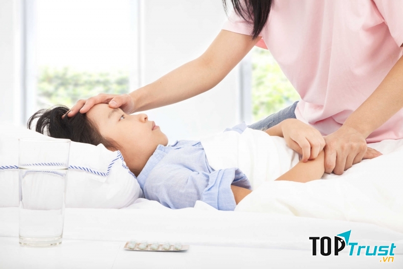 Không nên mặc đồ kín, trùm chăn cho trẻ khi bị sốt.