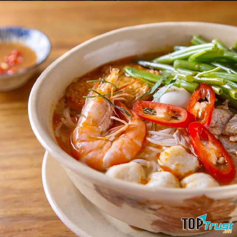 Không gian của quán được trang trí với nội thất gỗ, tọ nên sự ấm áp, đẹp, lịch sự