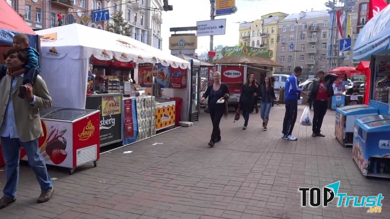 Chiến tranh liên miên đã khiến giá sinh hoạt cũng như mức sinh hoạt ở Ukraine giảm xuống rất thấp