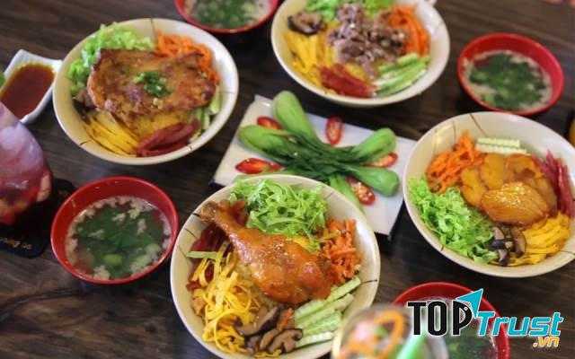 Những món ăn hấp dẫn ở nhà hàng Úm Ba La Street Food Station