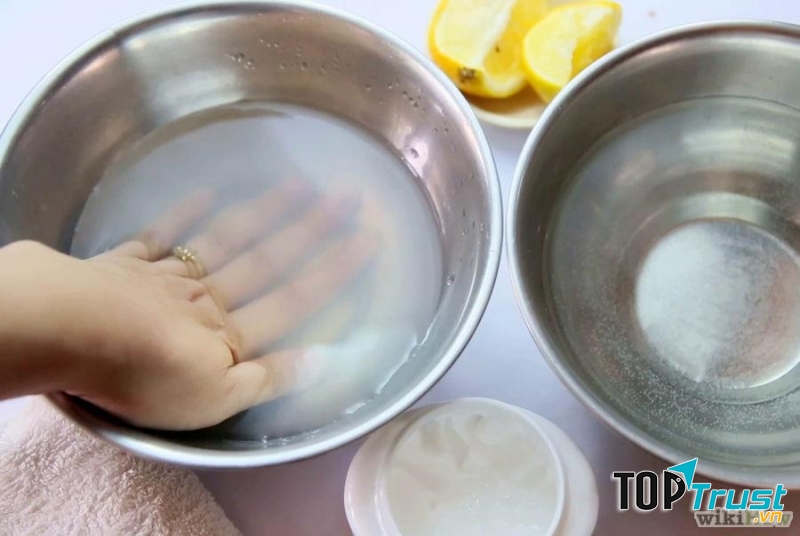 Bị bỏng nhẹ ngâm tay vào nước lạnh