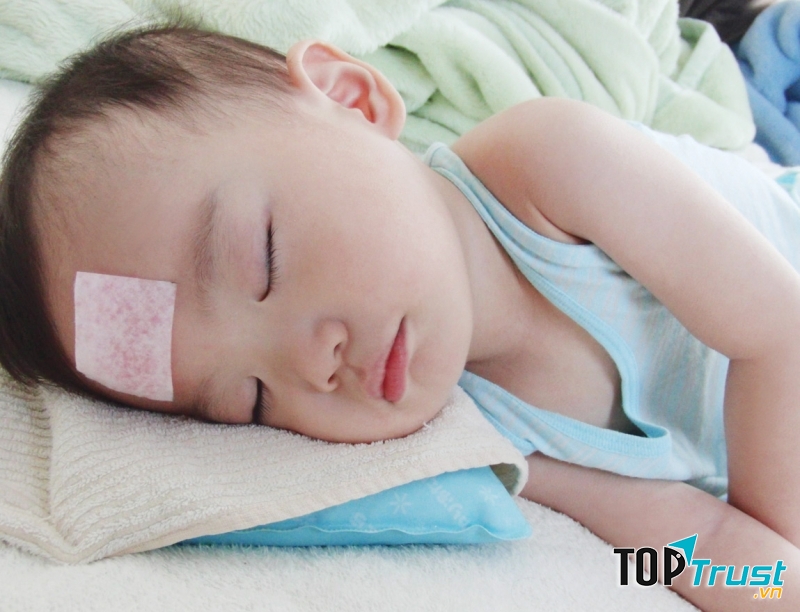 Dán miếng hạ sốt, mặc ít quần áo