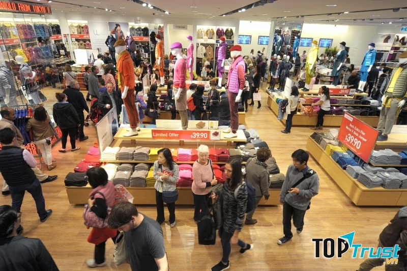 Khách hàng mua sắm tại cửa hàng của Uniqlo