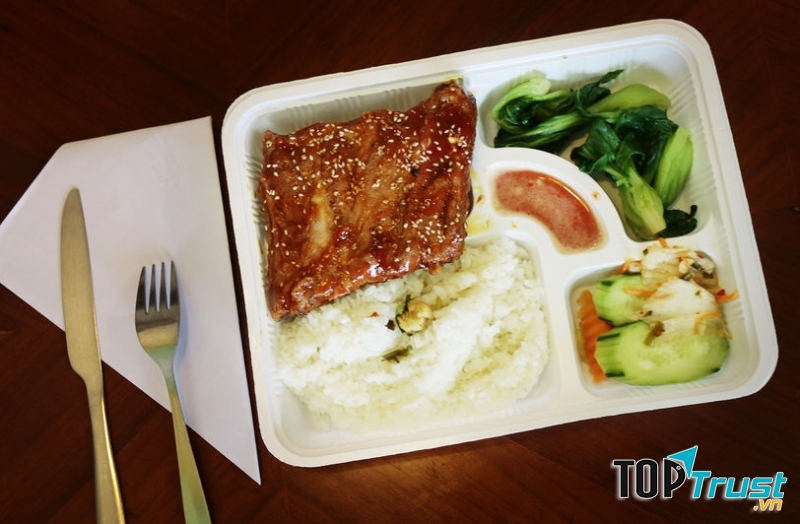 Một suất cơm văn phòng tại Unuquan.com có đầy đủ cơm, canh, rau xào và món mặn tự chọn