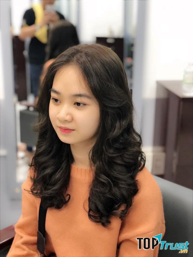 Uốn tóc Phúc Nguyễn còn làm cả tóc nữ