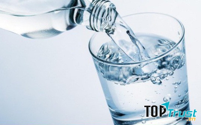 Uống 1 ly nước ấm vào mỗi buổi sáng