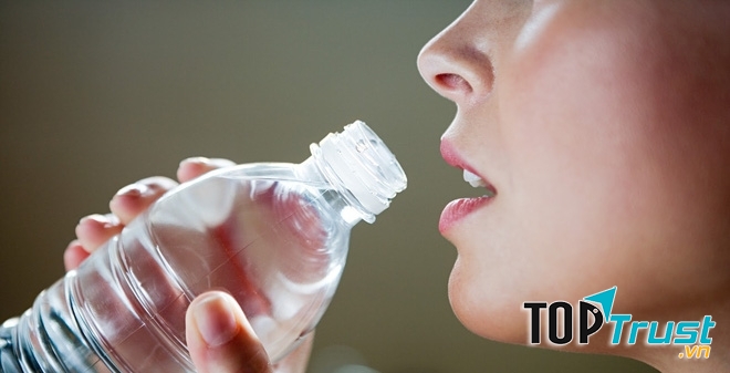 Uống đủ lượng nước mỗi ngày