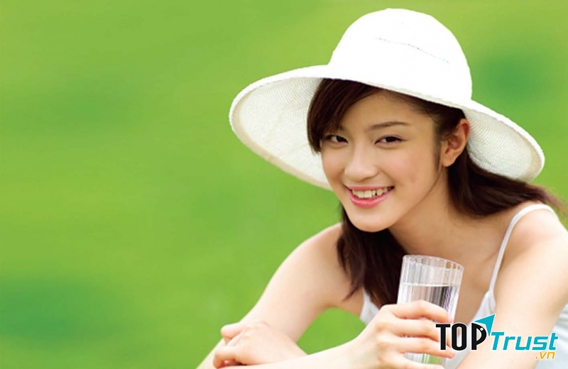 Mỗi ngày bạn nên uống ít nhất 2 lít nước để duy trì sức khỏe và sắc đẹp