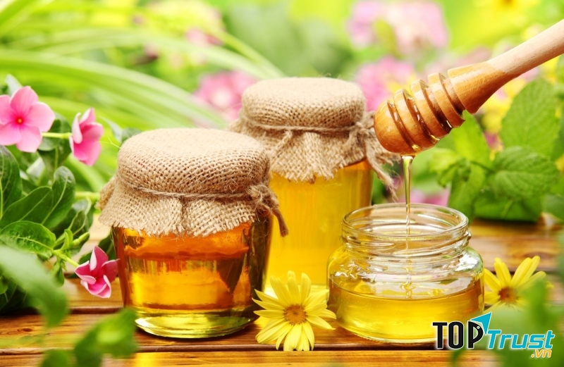 Uống một cốc nước mật ong trước khi đi ngủ.