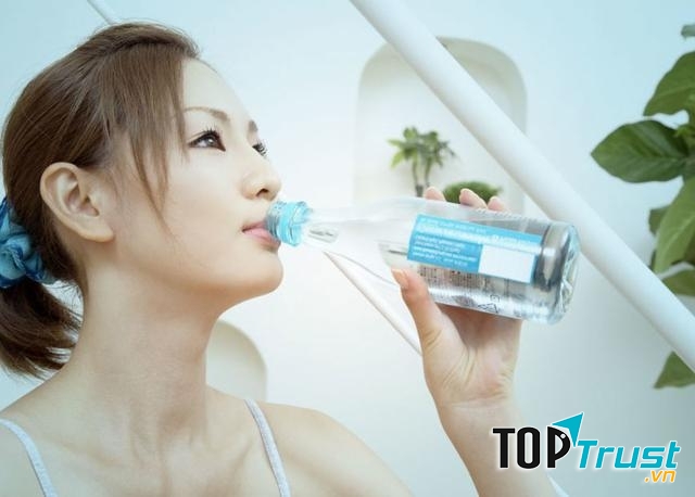 Để đảm bảo cho các tuyến mồ hôi thông thoáng, da luôn giữ được độ ẩm cần thiết thì bạn phải uống nhiều nước hơn