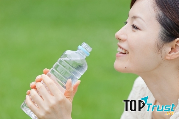 Nếu bạn đang muốn hạn chế lại lượng thức ăn hằng ngày của mình,  hãy uống một ly nước lọc trước bữa ăn trong vòng 15 phút.