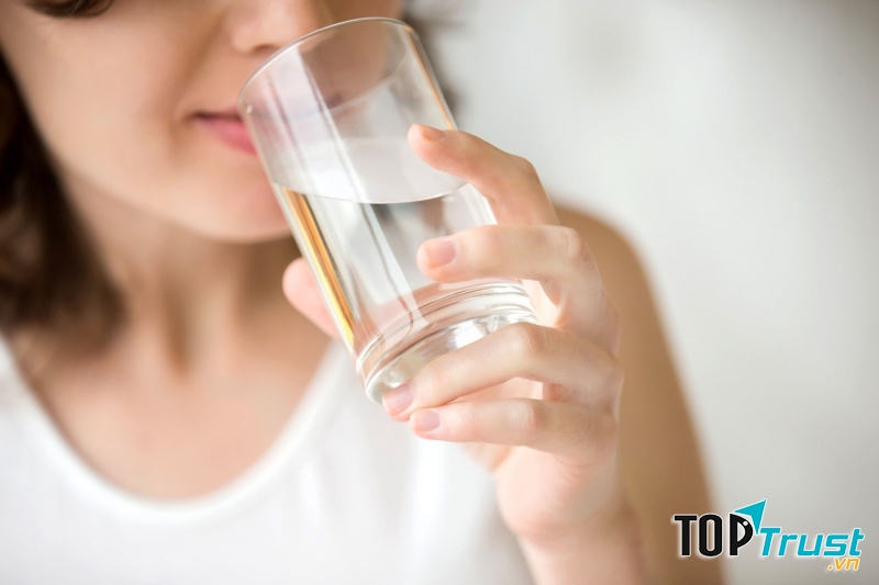 Uống nước trước mỗi bữa ăn tạo cảm giác no và ăn ít hơn