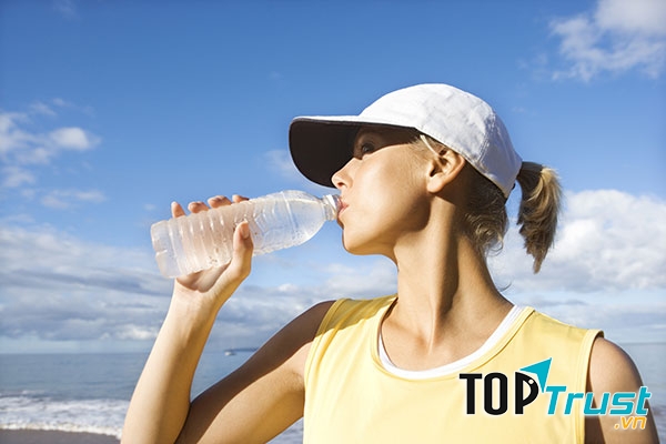 Thiếu nước làm làn da thiếu sức sống và làm cho da vùng ngực co lại và nhão đi