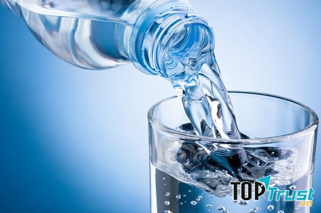 Uống nhiều nước vào mùa hè