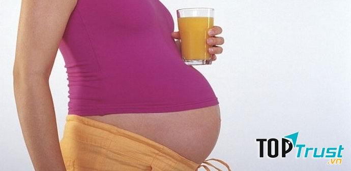 Uống nhiều nước nhất là nước cam có lợi cho bà bầu