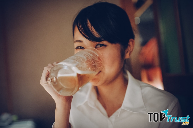 Uống nhiều rượu cũng là nguyên nhân gây hại đến thính giác.