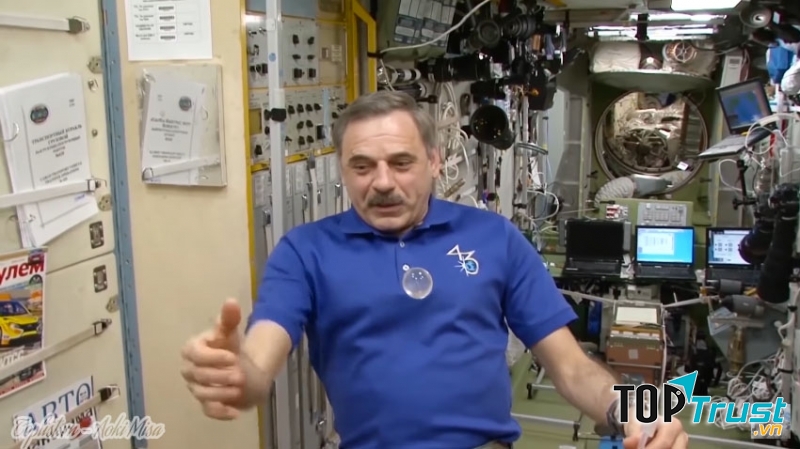 Uống nước trên ISS.