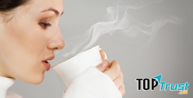 Uống nước ấm giúp giảm nguy cơ táo bón