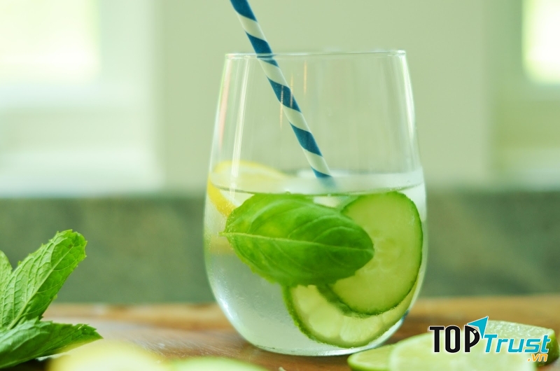 Uống nước chanh ấm vào buổi sáng