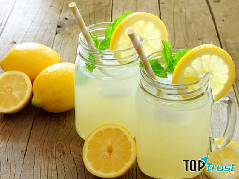 Nước chanh không đường pha loãng giúp đánh bay lượng mỡ thừa trên cơ thể.