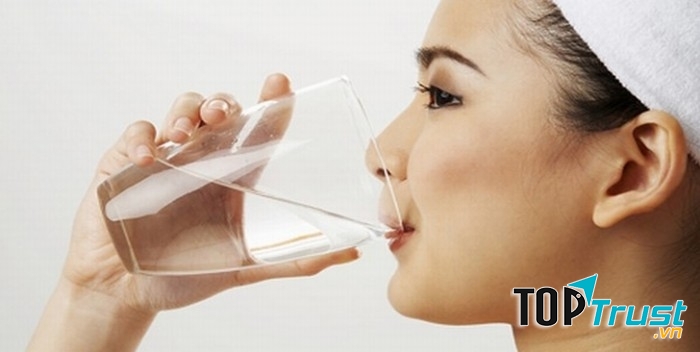 Nước không nên uống quá ít, cũng không nên uống quá nhiều. Chúng ta nên uống nước phù hợp với thể trạng cơ thể