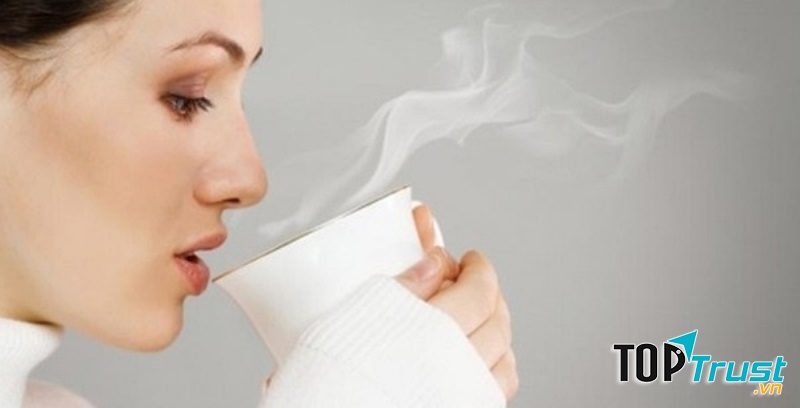 Không nên uống nước quá nóng