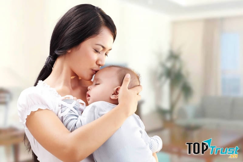 Sau sinh mẹ cần thoải mái, ăn uống đủ chất để sữa nhanh về