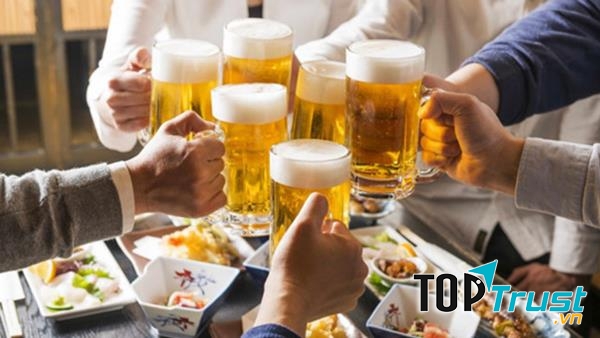 Uống rượu bia
