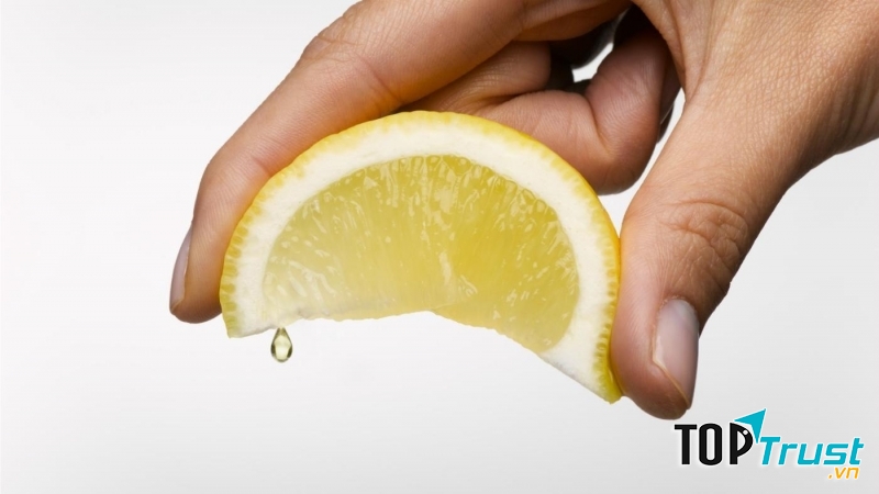 Uống sữa cùng trái cây, trà