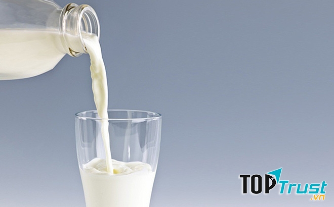 Uống sữa khi đói