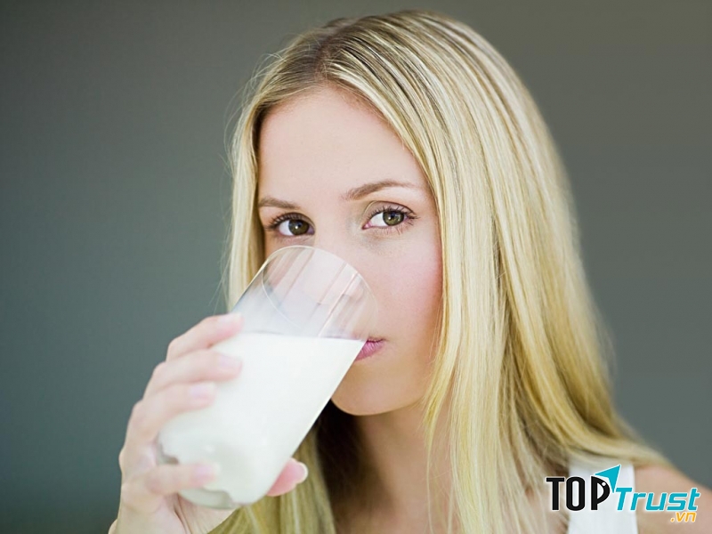 Uống sữa khi đói