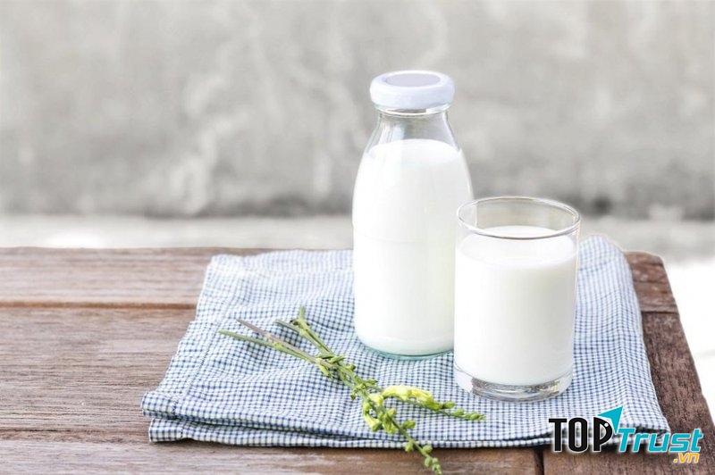 Uống sữa vào buổi sáng