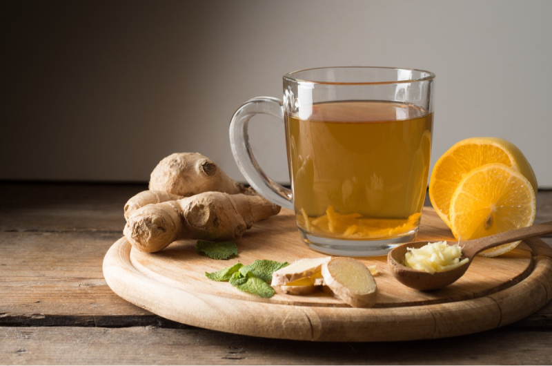 Uống trà gừng ấm giúp giảm đau bụng kinh