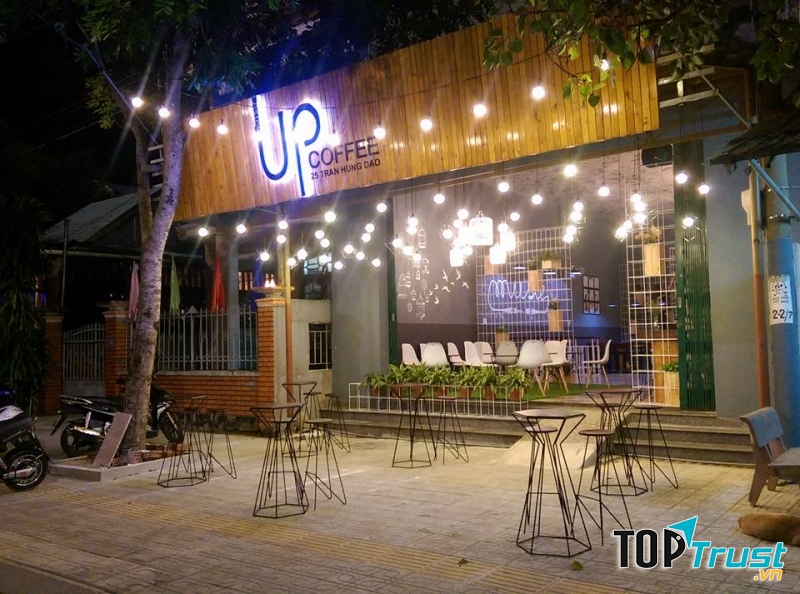 Không gian về đêm của Up Coffee