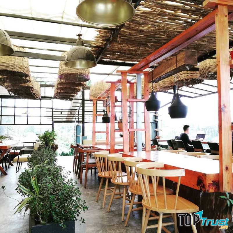 Tại Up Coffee bạn sẽ được đắm chìm trong một không gian ánh sáng trên cao tràn ngập