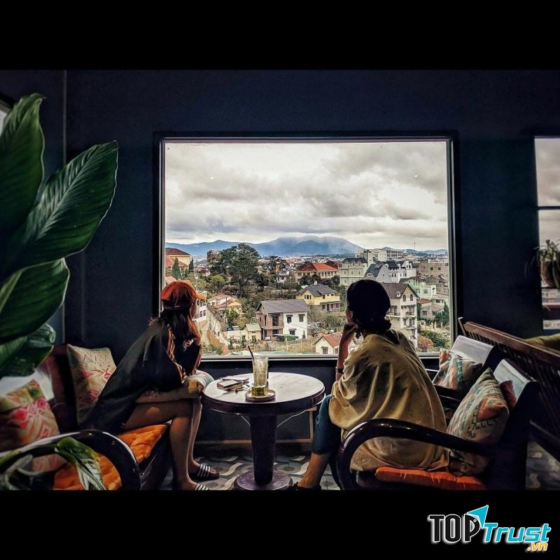 View nhìn toàn cảnh Đà Lạt qua những ô cửa kính