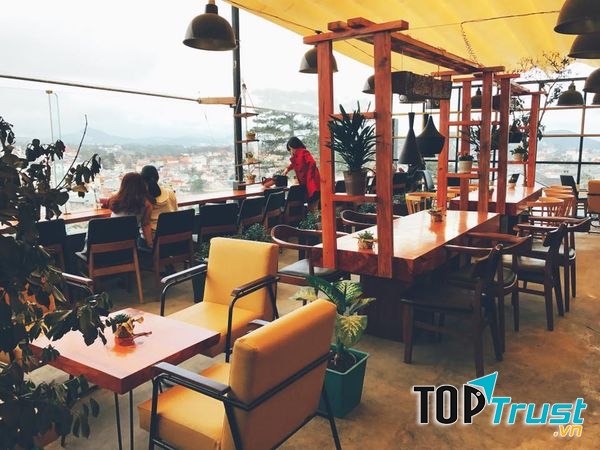 Up coffee thiết kế những khung cửa kính rộng mở xung quanh