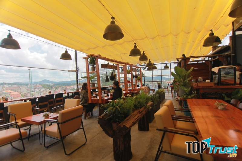 Không gian quán thoáng đãng, mát mẻ