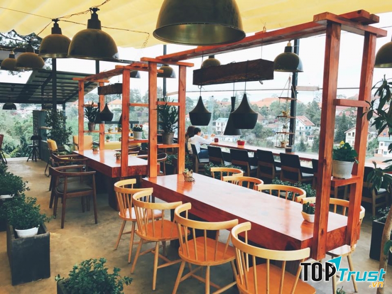 Up Coffe có không gian thoáng đãng, rất thoải mái với view tuyệt vời để tận hưởng khung cảnh thành phố Đà Lạt yêu kiều với những gôi nhà sở hữu kiến trúc cổ